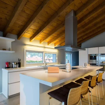 Luxury 4 Bed Penthouse With Pool *